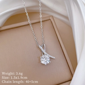 Collier argenté avec pendentif rond en cristal, vue détaillée montrant taille et poids 3,6g