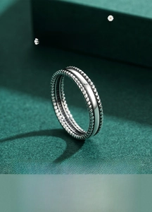 Detail of vintage 925 sterling silver ring with braided edges and a polished center band