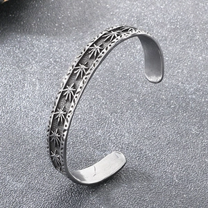 Vue détaillée du bracelet jonc en argent rétro avec motifs de feuilles d'érable