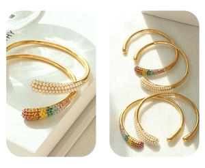 Détails d'un bracelet jonc plaqué or 18k orné de perles et cristaux arc-en-ciel