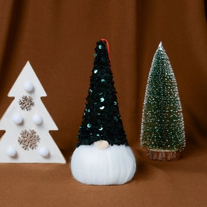 Detail eines Weihnachtsgnom-Anhängers mit dunkelgrüner Paillettenmütze und weißem Bart