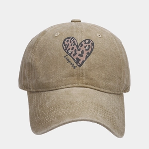 Detail von Leoparden-Herz und Leopard-Schriftzug auf gewaschener Khaki-Cap