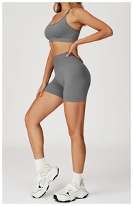 Vue détaillée du short de yoga sans couture taille haute et du soutien-gorge de sport gris