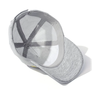 Dettaglio della struttura interna traspirante e della fascia tergisudore del cappello grigio