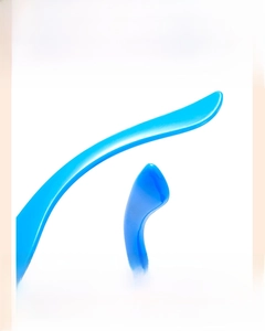 Détail des branches ergonomiques bleu vif pour lunettes de soleil enfant avec design antidérapant