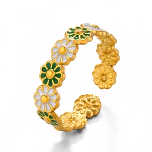 Französischer 18K vergoldeter Blumenring mit weißer und grüner Emaille Gänseblümchen