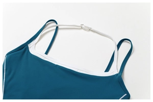 Détail de l'ensemble de yoga bleu marine avec doubles bretelles et bordures blanches