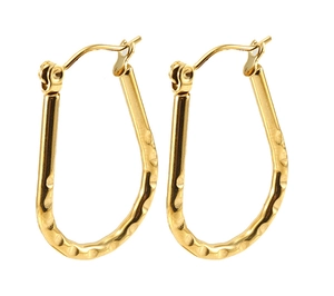 Vista dettagliata degli orecchini a U dorati con texture martellata su sfondo bianco