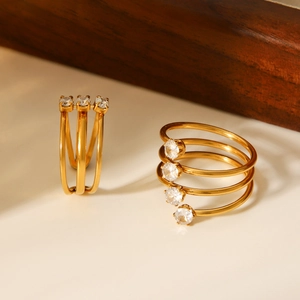 Detail eines dreischichtigen Edelstahlrings mit Gold-Finish und Zirkonia-Besatz