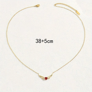 Dettaglio della collana con ciondolo a cuore e ali d'angelo con etichetta taglia 38+5cm