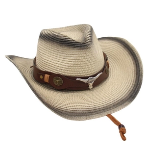 Détail d'un chapeau de paille de style western avec ornement tête de taureau