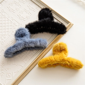 Elegante pluche haarklemmen van faux bont in zwart, blauw en geel voor de herfst