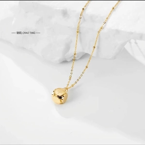 Goldene Halskette mit Würfelanhänger und chinesischem Ping-Schriftzeichen auf einer Kugelkette