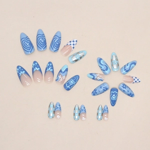 Faux ongles amande bleus avec motifs floraux, cœurs et designs en damier