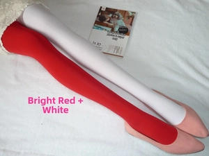 Détail du collant en velours opaque asymétrique rouge et blanc avec des chaussures roses