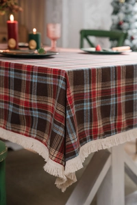 Dettaglio della tovaglia a quadri vintage con frange e decorazioni natalizie