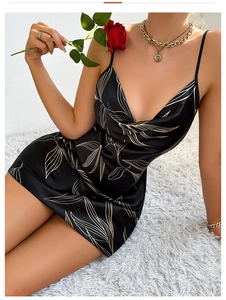 Détail de la robe en soie noire avec motifs de feuilles dorées et dos nu sexy à col en V