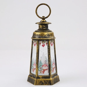 Vue détaillée d'une lanterne de Noël en bronze avec motifs de bonhomme de neige gravés