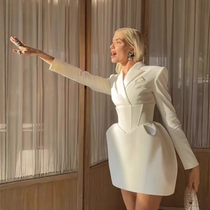 Elegante abito blazer bianco strutturato con vita aderente e silhouette moderna