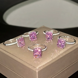 Dettaglio di anelli in argento S925 con zircone rosa taglio radiant su portagioie