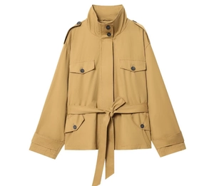 Détail d'un trench court kaki avec col montant, pattes d'épaule et ceinture à nouer
