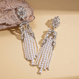 Boucles d'oreilles fleurs élégantes avec glands en perles blanches et strass étincelants