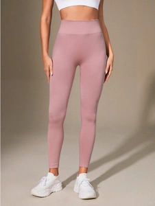 Détail du legging de yoga sans couture à taille haute avec texture côtelée lilas