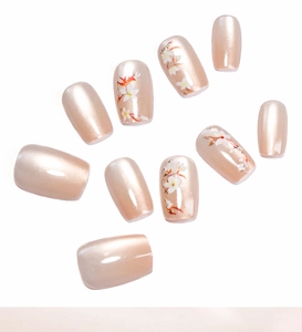 Détails de faux ongles œil-de-chat champagne avec motifs floraux blancs peints à la main