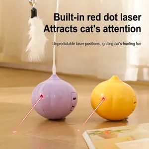 Interaktives Katzen-Tumbler-Spielzeug mit rotem Laser und weißer Feder auf Holzboden
