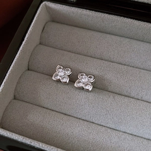 Vue détaillée de boucles d'oreilles fleurs en argent serties de zircons étincelants