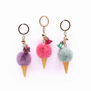 Plüsch Eiscreme Schlüsselanhänger in Lila, Rosa und Grün mit Quasten und Herzanhängern