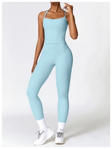 Détail d'un ensemble de yoga bleu clair avec haut à bretelles et legging taille haute