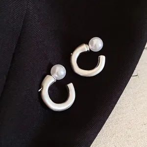 Elegante C-förmige Silberohrringe mit matter Bürstenoptik und weißen Perlendetails