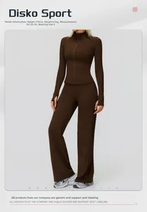 Détail de la veste de sport ajustée zippée et du pantalon de sport large en marron café