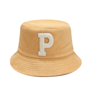 Chapeau bob rétro en tissu éponge jaune avec broderie écusson lettre P en chenille blanc