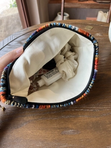 Detail der bunten Boho-Webtasche mit dickem Segeltuchfutter und Metallreißverschluss