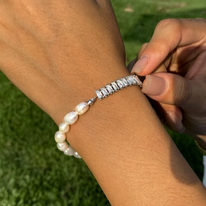 Elegant pearl bracelet with rectangular zircons and silver plating on wrist