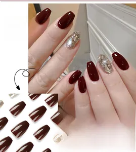 Détails de faux ongles ballerine rouge vin avec des strass argentés brillants