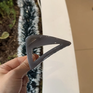 Detailed view of the 8cm triangular claw clip in a matte mauve purple finish