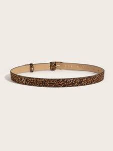 Détail d'une ceinture fine pour femme à motif léopard avec boucle dorée élégante