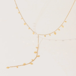 Vue détaillée d'un collier en Y doré en acier inoxydable avec pendentifs en losange