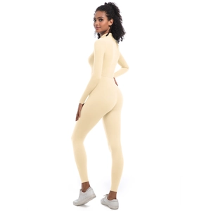 Détails du dos d'une combinaison de yoga beige à manches longues pour le sport et fitness