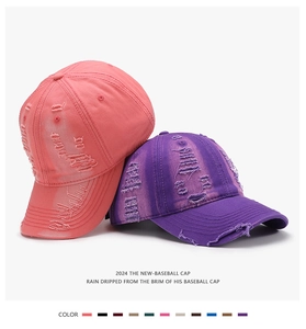 Primer plano de gorras de béisbol vintage en varios colores con bordes deshilachados