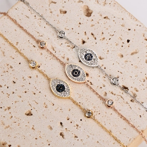Drei Armbänder mit bösem Blick in Silber, Gold und Roségold mit funkelnden Steinen
