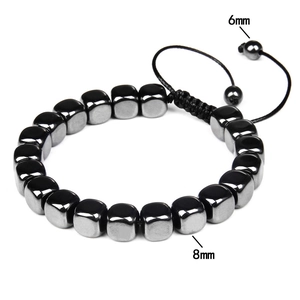 Détail macro de perles d'hématite 8mm avec cordon tressé ajustable et accents 6mm
