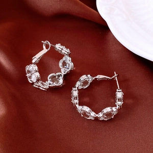 Détail des boucles d'oreilles fleurs plaquées or 18 carats et cristaux sur soie