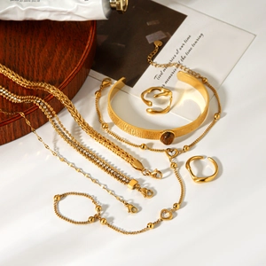Coffret bijoux dorés avec collier pendentif cœur et bagues au design irrégulier