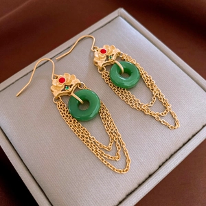 Boucles d'oreilles chinoises à pompons dorés avec anneau en jade et motifs floraux