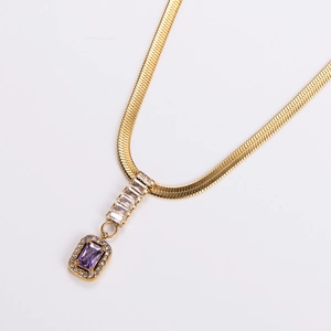 Collana a catena serpente dorata con pendente in zirconia quadrata viola e cristalli