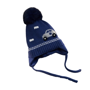 Cappello bimbo in maglia con paraorecchie, pompon e motivo auto blu scuro per l'autunno